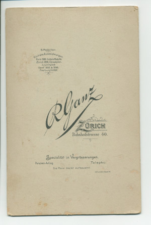 Photographie du pianiste, compositeur et chef d'orchestre américain d'origine suisse Ernest Schelling, réalisée à Zurich par R. Ganz à l'époque de ses années d'études auprès de Paderewski à Riond-Bosson, vers 1900