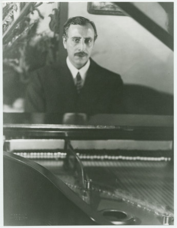 Photographie du pianiste, compositeur et chef d'orchestre américain d'origine suisse Ernest Schelling au clavier