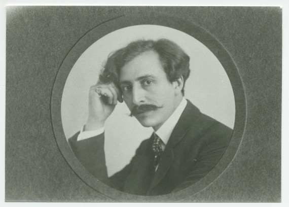 Photographie du pianiste, compositeur et chef d'orchestre américain d'origine suisse Ernest Schelling (cadre rond)