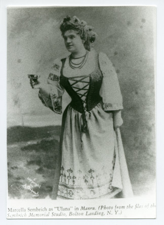 Photographie de la cantatrice Marcella Sembrich campant le rôle d'Ulana dans l'opéra «Manru» de Paderewski (en 1902 au Metropolitan Opera de New York?) – avec légende