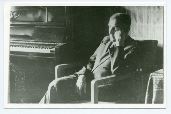 Photographie du compositeur polonais Karol Swymanowski en 1935 dans sa villa de Zakopane, dans le Sud de la Pologne (Petite-Pologne)