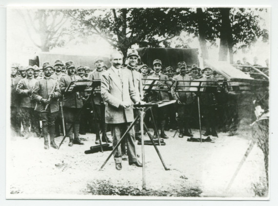 Photographie du chef d'orchestre italien Arturo Toscanini (1867-1957) dirigeant une harmonie militaire en 1916, durant la Grande Guerre