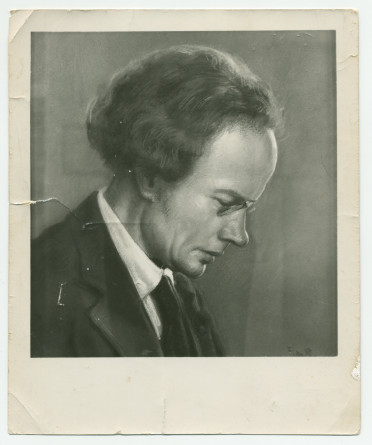 Reproduction photographique noir-blanc du portrait de profil (droit) du pianiste polonais Józef Turczynski réalisé par le peintre François de Ribaupierre