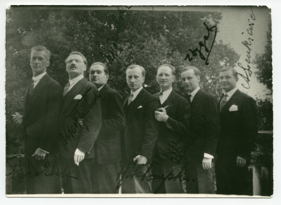 Photographie dédicacée des disciples polonais de Paderewski Stanislaw Bielicki, Albert Tadlewski, Stanislaw Szpinalski, Henryk Sztompka, Aleksander Brachocki (seul américain), Zygmunt Dygat et Alexandre Sienkiewicz, sur la terrasse de Riond-Bosson