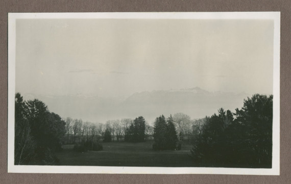 Photographie du parc de la propriété de Riond-Bosson en 1935 vu depuis la terrasse de la villa en direction du sud (avec le lac et les Alpes savoyardes)
