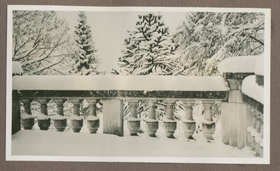 Photographie de la rampe de la terrasse sud de la villa de Riond-Bosson en 1935 sous la neige
