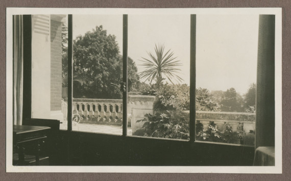 Photographie de la terrasse sud (vue depuis l'intérieur) de la villa de Riond-Bosson en 1935