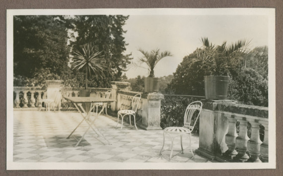 Photographie de la terrasse sud (avec table et chaises en fer forgé blanc) de la villa de Riond-Bosson en 1935