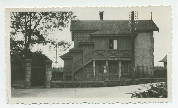 Photographie de la maison du gardien de Riond-Bosson vue de la route menant à Tolochenaz, à droite du portail principal – extraite d'un album de la famille Obuchowicz