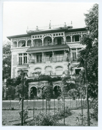 Photographie de la façade sud de la villa de Riond-Bosson, avec la roseraie en premier plan