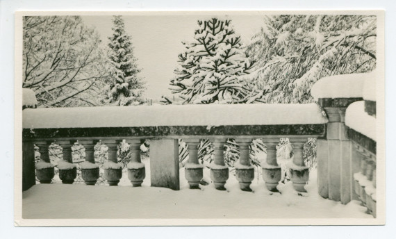 Photographie de la terrasse enneigée de la villa de Riond-Bosson, sise au premier étage côté sud