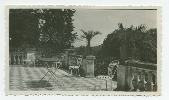 Photographie de la terrasse enneigée de la villa de Riond-Bosson, avec table et 3 chaises, sise au premier étage côté sud – extraite d'un album de la famille Obuchowicz