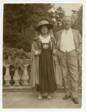 Photographie d'Hélène Paderewska dans son costume de la Croix Blanche polonaise, aux côtés de Paderewski sur la terrasse de Riond-Bosson