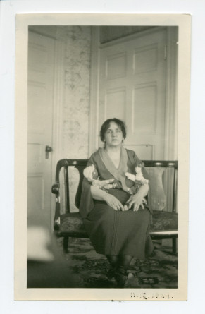 Photographie d'Hélène Paderewska tenant dans ses bras deux de ses poupées (confectionnées durant la Première Guerre mondiale en faveur du «Polish Victim's Relief Fund») à Riond-Bosson