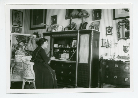 Photographie d'Hélène Paderewska écrivant à son secrétaire dans sa chambre à coucher de Riond-Bosson (nouveau décor)