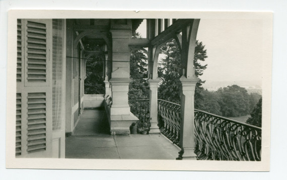 Photographie du balcon supérieur de Riond-Bosson, avec accès aux chambres de Mme Obuchowicz (demi-sœur d'Hélène Paderewska), Hélène Lübke (secrétaire d'Hélène Paderewska), M. et Mme Strakacz et leur fille Anne
