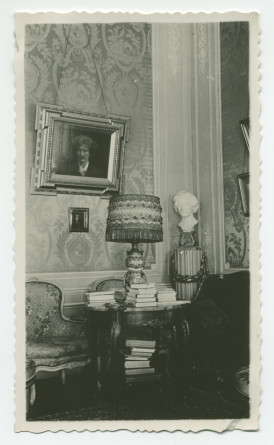 Photographie d'un coin du salon de Riond-Bosson, avec le portrait de Paderewski par Sir Lawrence Alma-Tadema et son buste par Onslow Ford (réalisé en 1921) – extraite d'un album de la famille Obuchowicz