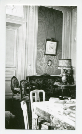 Photographie d'un coin du salon de Riond-Bosson, avec le portrait de Paderewski par Sir Edward Burne-Jones (prise de vue éloignée)