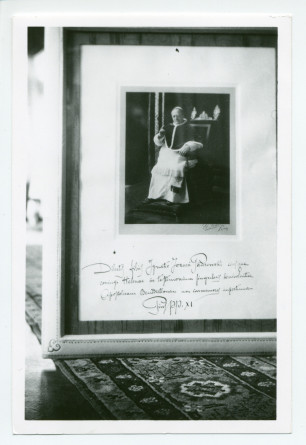 Photographie du portrait photographique dédicacé du pape Pie XI, exposé sur un piano à queue du salon de Riond-Bosson
