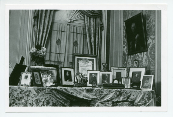 Photographie d'un piano à queue du salon de Riond-Bosson, avec exposées dessus de nombreuses photos dédicacées