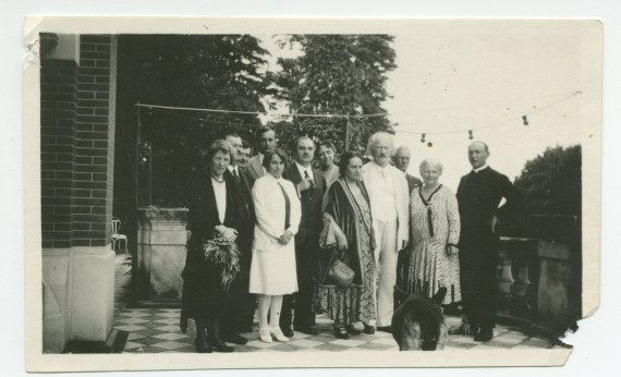 Photographie d'Hélène et Ignace Paderewski avec la famille du Dr Dunham, Mme Rembieli?ska et Miecio Jodko sur la terrasse de Riond-Bosson, lors d'une fête de la Saint-Ignace (31 juillet) vers 1927
