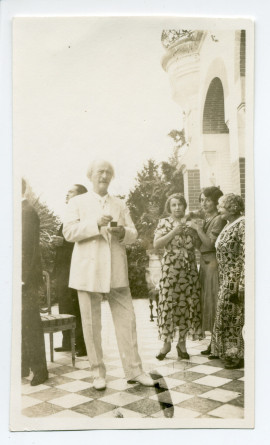 Photographie de Paderewski avec (de gauche à droite) Mme Obuchowicz (demi-sœur d'Hélène Paderewska), Mme Dygat mère et Mme Tadlewski mère, sur la terrasse de Riond-Bosson lors de la fête de la Saint-Ignace le 31 juillet 1936