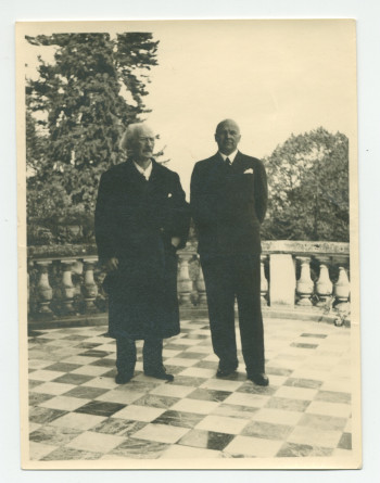 Photographie de Paderewski sur la terrasse de Riond-Bosson, en compagnie d'un homme non identifié, en mai 1938
