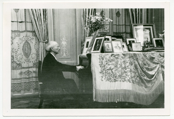Photographie de Paderewski au clavier de l'un des deux Steinways (couverts de photographies et qu'il ne joue presque jamais) des salons de Riond-Bosson