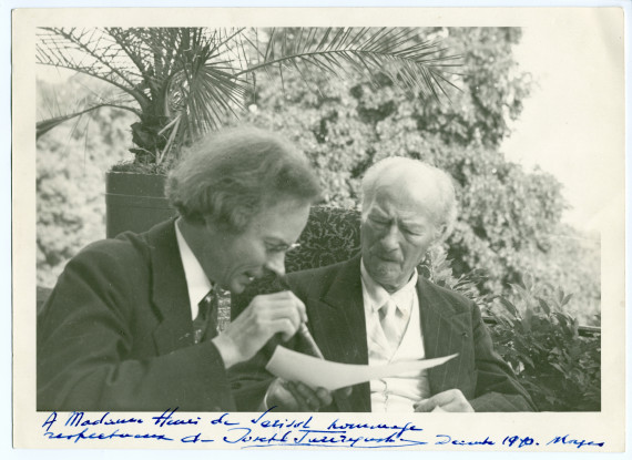 Photographie de Paderewski travaillant avec Józef Turczynski à la nouvelle édition des œuvres de Chopin sur la terrasse de Riond-Bosson, en août 1939 – avec dédicace de Turczynski «à Madame Henri de ?»