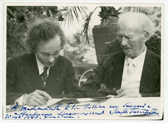 Photographie de Paderewski travaillant avec Józef Turczynski à la nouvelle édition des œuvres de Chopin sur la terrasse de Riond-Bosson, en août 1939 – avec dédicace de Turczynski «à Mademoiselle Elsa ?…»