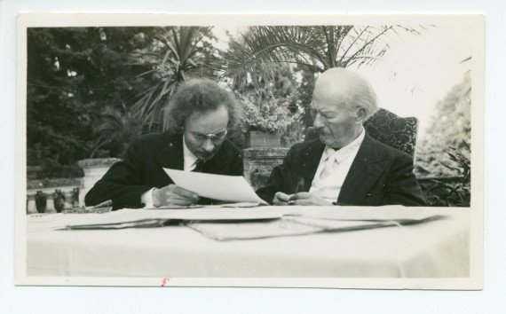 Photographie de Paderewski travaillant avec Józef Turczynski à la nouvelle édition des œuvres de Chopin sur la terrasse de Riond-Bosson, en août 1939