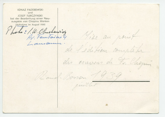 Carte postale de Paderewski travaillant avec Józef Turczynski à la nouvelle édition des œuvres de Chopin sur la terrasse de Riond-Bosson, en août 1939 – avec au verso une légende manuscrite d'Ignace W. Obuchowicz (filleul de Paderewski)