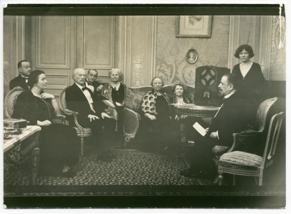 Photographie de Paderewski écoutant ses œuvres diffusées par Radio Varsovie en compagnie (entre autres) d'Henryk et Lydia Opienski, Alfred Bronarski et Jan Modzelewski, dans les salons de Riond-Bosson
