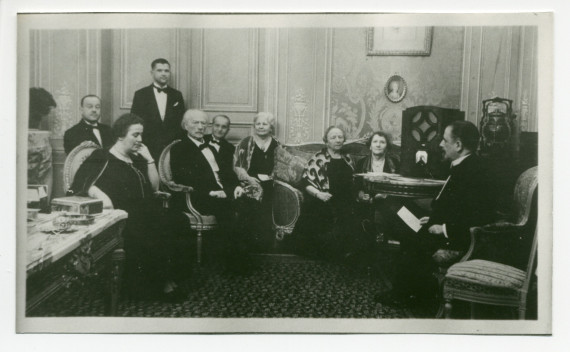 Photographie de Paderewski écoutant ses œuvres diffusées par Radio Varsovie en compagnie (entre autres) d'Henryk et Lydia Opienski, Alfred Broniarski et Jan Modzelewski, dans les salons de Riond-Bosson