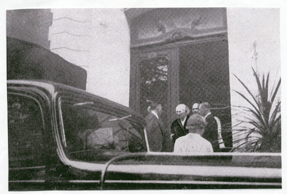 Photographie des adieux de Paderewski devant l'entrée de Riond-Bosson, le 23 septembre 1940, avant d'embarquer pour les Etats-Unis (reproduction de mauvaise qualité)