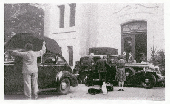 Photographie des adieux de Paderewski devant l'entrée de Riond-Bosson, le 23 septembre 1940, avant d'embarquer pour les Etats-Unis (reproduction de mauvaise qualité)