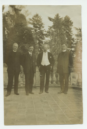 Photographie de Paderewski, en compagnie de deux prêtres et d'un homme non identifiés, sur la terrasse de Riond-Bosson