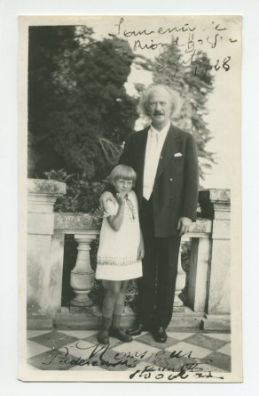 Photographie (avec légende) de Paderewski, en compagnie de la petite Anne Strakacz (env. 6 ans), sur la terrasse de Riond-Bosson, en 1928