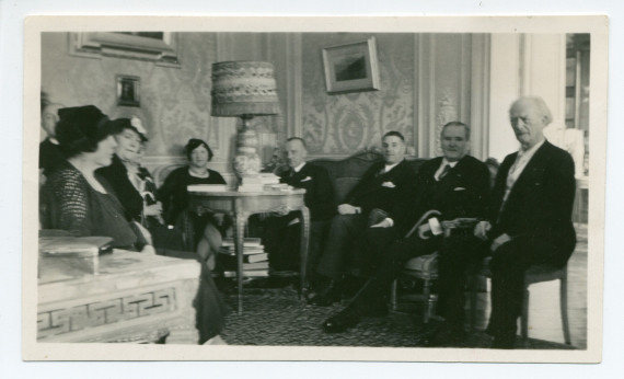 Photographie de Paderewski avec une délégation polonaise dans les salons de Riond-Bosson