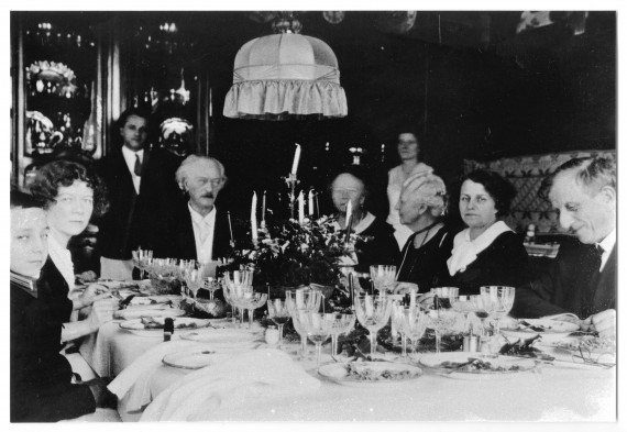 Photographie d'un dîner de Noël à Riond-Bosson avec le couple Obuchowicz et Gustave Doret