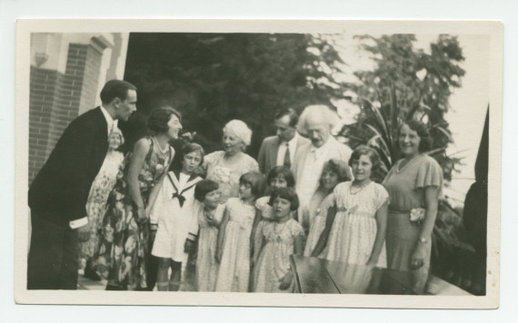 Photographie de groupe avec les enfants Obuchowicz, Tadlewski, Dygat, Strakacz et Dolézal sur la terrasse de Riond-Bosson, vers 1929