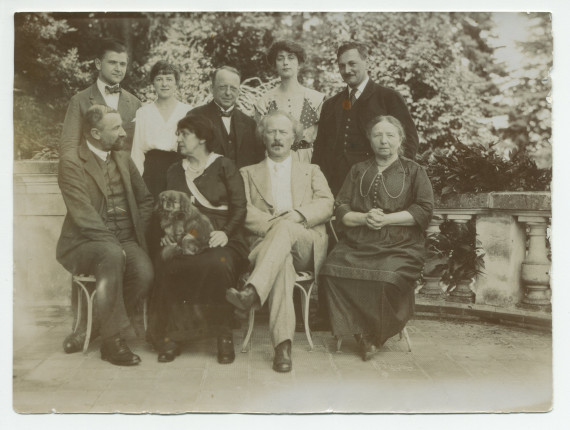 Photographie de groupe sur la terrasse de Riond-Bosson