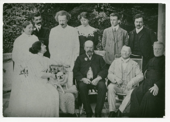 Photographie de groupe sur la terrasse de Riond-Bosson