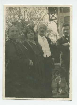 Photographie d'Ignace et Hélène Paderewski, en compagnie d'Antonina Wilkonska et d'un homme non identifié, sur la terrasse de Riond-Bosson