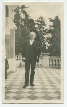 Photographie de Paderewski, regard vers le ciel, sur la terrasse de Riond-Bosson