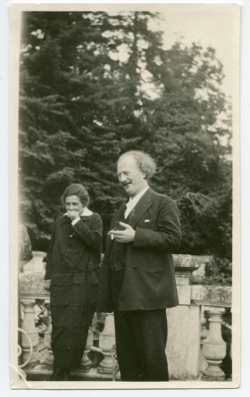 Photographie de Paderewski (fumant une cigarette et riant) avec une femme non identifiée sur la terrasse de Riond-Bosson