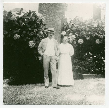 Photographie de Paderewski avec sa sœur Antonina Wilkonska devant Riond-Bosson
