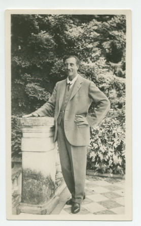 Photographie d'Ernest Schelling debout sur la terrasse de Riond-Bosson