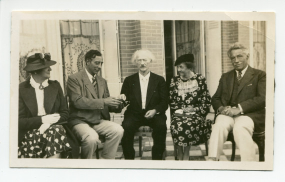Photographie d'Ernest Schelling, son épouse, Paderewski, Fritz Kreisler et son épouse, sur la terrasse de Riond-Bosson
