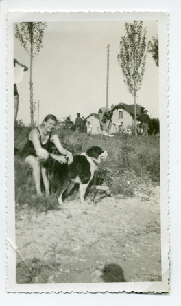 Photographie de Mlle Hélène Sentou (future Mme Caillet), fille du valet de Paderewski, avec le chien Nero, au bord du lac (?)